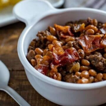 Picture of easy baked beans in white bowl on brown table