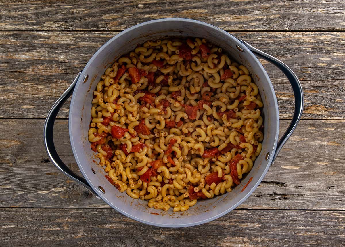 Macaroni and tomatoes in pot.