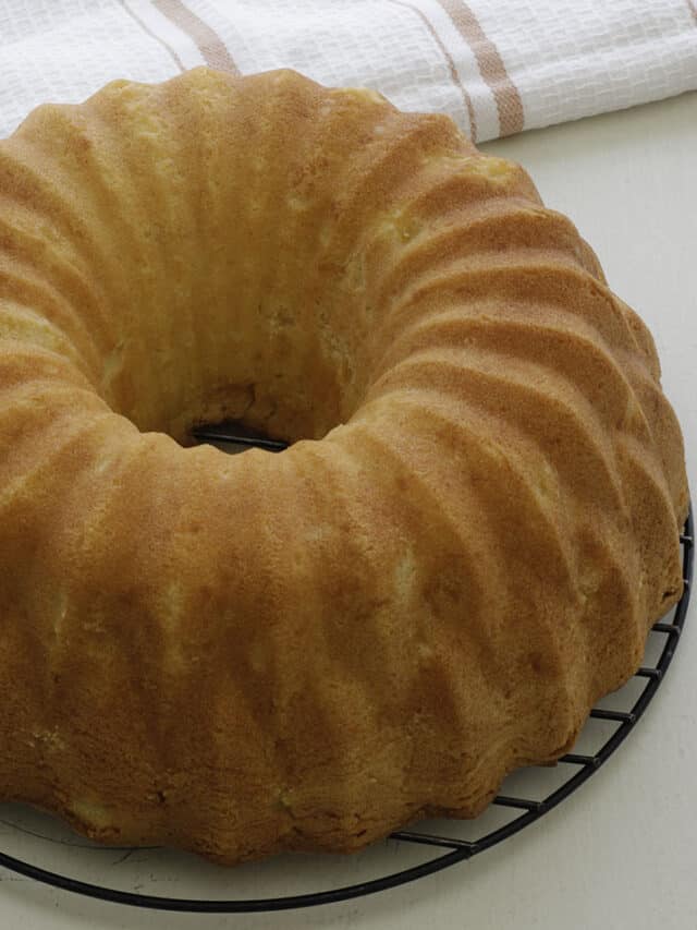 How to Make Pineapple Pound Cake From Scratch