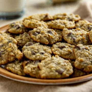 A plate full of baked cookies.